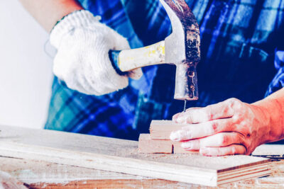 ¿Cómo aumentar el valor de su casa o apartamento? 1 arts and crafts carpenter carpentry 1972569 g strongoptimized