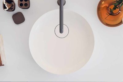 Formas redondas y atrevidas en tu baño, un auténtico must. 1 balmani solid surface wastafel met fato waskom topview e1623138340260