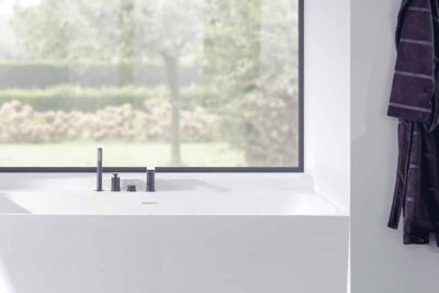 El baño minimalista 1 balmani zigga hoekbad in solid surface met badrandkraan uit blaufoss collectie