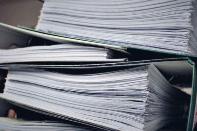 ¿Qué certificados necesito para alquilar una propiedad? 1 batch books documents