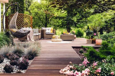 Diseñar tu terraza: 3 consejos para disfrutar de las 4 estaciones 1 belle terrasse en bois avec verdure 3