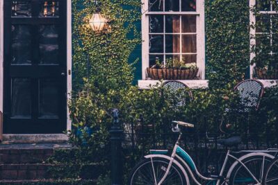 Seguro de incendio o seguro de hogar, ¿cuál es la diferencia? 1 bike outside home1