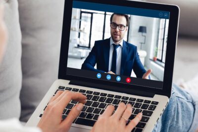 ¿Vender solo o con una agencia inmobiliaria? 1 communicatingviavideocallathome