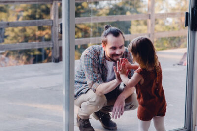 Primera compra inmobiliaria: no hagas como papá 1 dad with child