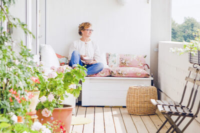¡7 consejos para vender tu casa en verano! 1 getty imm woman terrace filtreiw