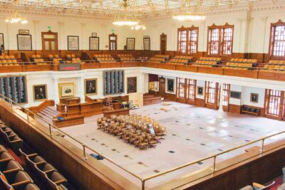 ¿Tienes que pagar impuestos por alquilar una propiedad? 1 gray cushion chairs on white tile flooring