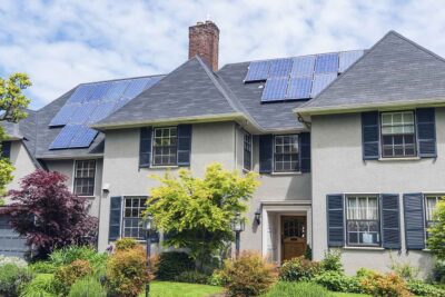 ¿Por qué instalar paneles solares en tu casa? 1 house with solar panels