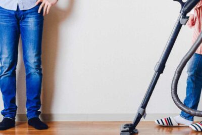 Casado o en convivencia legal: ¿qué impacto tiene en la compra de una vivienda? 1 man and wife doing house cleaning e1581339659307