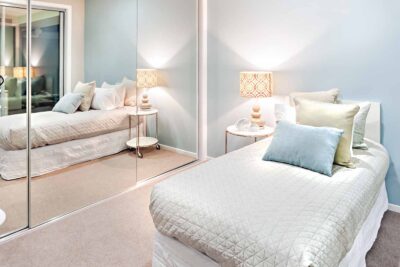 10 consejos para agrandar visualmente su interior 1 modern bedroom with big mirrors