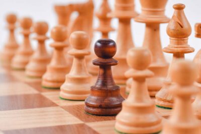 Alquiler de alojamiento: sé más rápido que tus rivales 1 selective focus photography of chess pieces