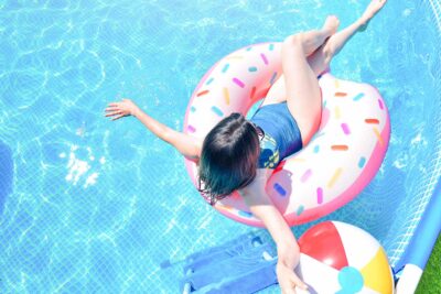 Una piscina en tu jardín: desde bebés nadadores hasta aficionados a los deportes acuáticos. 1 shutterstock 1769929154