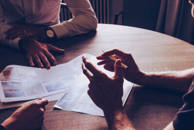 ¿Qué necesitas saber para hacer una oferta sobre bienes raíces? 1 thomas drouault 793767 unsplash strongg optimized