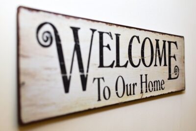 5 cosas a tener en cuenta antes de elegir a tu inquilino 1 welcome to our home sign