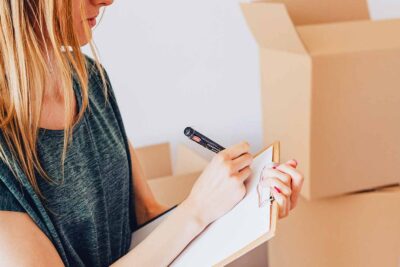 ¿Comprar o vender? ¿Estás realmente listo? 1 woman moving