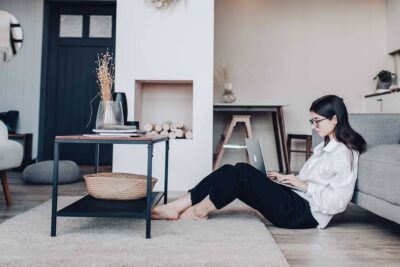 ¿Cuál es el verdadero valor de los contenidos de su casa? 1 woman on computer 1
