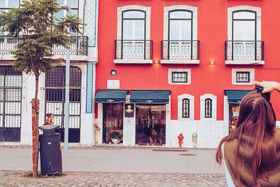 5 consejos para fotos publicitarias exitosas 1 woman taking photo of buildings 1548022 strongoptimized
